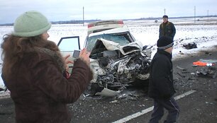 Sunku apibūdinti, kas liko i&scaron; &scaron;io automobilio po kaktomu&scaron;os. Kita į avariją pakliuvusi ma&scaron;ina &ndash; irgi suniokota.
