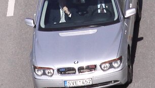Akivaizdžiai matyti, kad nei BMW vairuotojas, nei apsaugininkas neprisisegę.