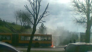 Stotelėje degantis autobusas.