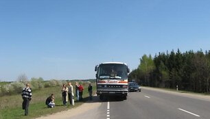 Keleiviams teko sukti galvą, kaip tęsti kelionę.