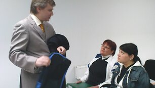 Rėžęs įspūdingą kalbą ir netgi pademonstravęs teismui viduriniojo pir&scaron;to kombinaciją advokatas N.Ulčinas gali būti ramus, kad dėl savo ginamosios Violetos (de&scaron;inėje) bei jos motinos padarė viską ką galėjo.