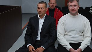 V.Golubovskis (kairėje) ir A.Masterbrockis viliasi palankaus teismo sprendimo, o jų &scaron;iandien į posėdį atsivesto naujo liudytojo (antrajame plane) niekam nebeapklausė.