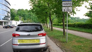 Visureigis užklijuotu numeriu.