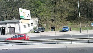 Eisme gniaužtuose atsidūrę vaikinai gatvės viduriu ėjo iki &scaron;iol vietos ir laukė momento, kol pagaliau galės perbėgti į kitą pusę. 