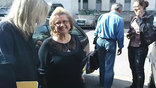 N.Veličkienė prie&scaron; posėdį noriai fotografavosi, tik nuogąstavo, kad neatrodytų negražiai.