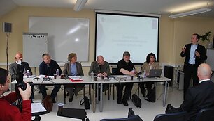 Žiniasklaidos atsakingumo tyrimo rezultatus pristatė (sėdi, i&scaron; de&scaron;inės) R.Sakadolskis, A.Nugaraitė bei A.Račas, o savo &scaron;alių patirtimi pasidalijo svečiai i&scaron; Latvijos, &Scaron;vedijos, Vokietijos.
