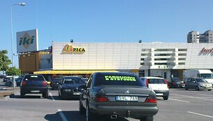 &Scaron;is 1989 metų laidos MB 260 buvo parduodamas prie &bdquo;Iki&ldquo; netoli Ukmergės gatvės. Tolumoje matyti ir parduodamas golfas.