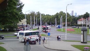 Prie Olandų žiedo dėl autobuso ir lengvojo automobilio avarijos užtverta viena eismo juosta.