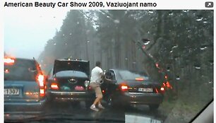 Beisbolo lazda ginkluotas &bdquo;Mercedes&ldquo; vairuotojas žaibi&scaron;kai at&scaron;aldė &bdquo;Audi&ldquo; ekipažo norą spūstyje būti gudresniems už kitus.