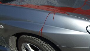 Vienas i&scaron; sostinėje dažais apipiltų &bdquo;Subaru" automobilių. 