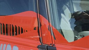 Vienas i&scaron; sostinėje dažais apipiltų &bdquo;Subaru" automobilių. 