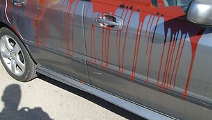 Vienas i&scaron; sostinėje dažais apipiltų &bdquo;Subaru" automobilių. 