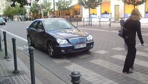 Mersedesas prie pat pėsčiųjų perėjos.