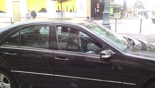 &bdquo;Mercedes&ldquo; vairuotoja dar sugebėjo kalbėti telefonu be laisvųjų rankų įrangos.