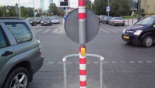Viliamasi, kad &scaron;ie dryžiai i&scaron;gelbės &scaron;viesoforą ir vairuotojus.