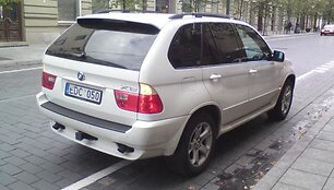 Žvaigždės visureigis pažeidimo vietoje sostinės Gedimino prospekte.