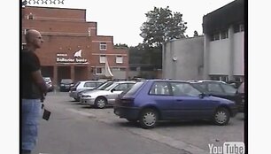 Atsitiktinai D.Kedžio filmuotoje medžiagoje į kadrą pakliuvęs plikis, ant kurio krito žudynių bendrininko &scaron;e&scaron;ėlis.