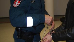 Į teismą A.Grigutis vežiojamas i&scaron; kalėjimo.