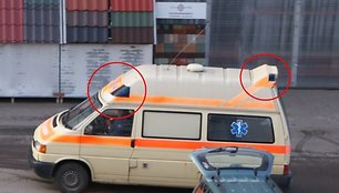 Krovininiu taksi paverstas specialiosios paskirties automobilis su švyturėliais ir užrašu „Ambulance“.