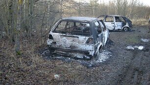 Pami&scaron;kėje sudeginti &bdquo;VW Golf&ldquo; automobiliai.
