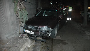Pernai į avariją Vilniuje buvo patekęs britų diplomatas, po susidūrimo su vilnietės ma&scaron;ina jo &bdquo;Audi&ldquo; taip pat nuvertė stulpą.