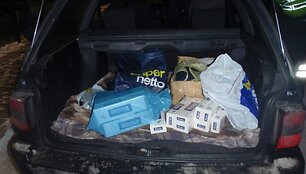 Bagažinėje pareigūnai rado cigarečių ir kitų daiktų.