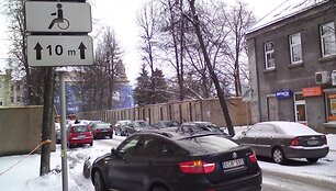 Pažeidėjo visureigis neįgaliųjų vietoje.