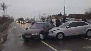 Susidūrę trys automobiliai