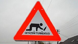 Rumunijoje neprigiję kelio ženklai &bdquo;Atsargiai! Girtuokliai&ldquo;.