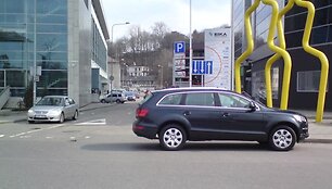 Įžūlus pažeidėjas su &bdquo;Audi Q7&ldquo;