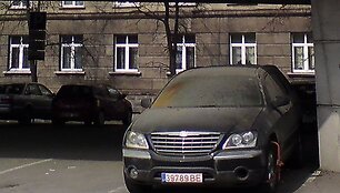 Sostinės centre po tiltu pamesta ma&scaron;ina