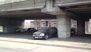 Sostinės centre po tiltu pamesta ma&scaron;ina