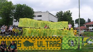 Futbolo sirgaliai savo bičiuliui atminti neretai rengia įvairias akcijas.