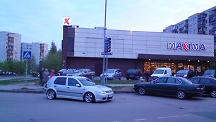 Automobilis VW, paliktas važiuojamojoje dalyje