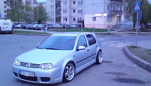 Automobilis VW, paliktas važiuojamojoje dalyje
