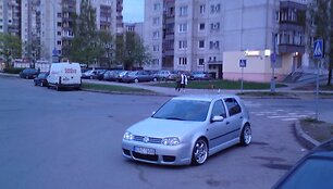 Automobilis VW, paliktas važiuojamojoje dalyje