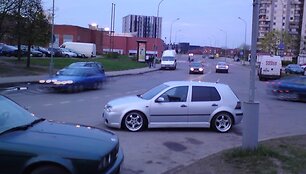 Automobilis VW, paliktas važiuojamojoje dalyje