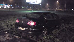 Ma&scaron;ina mink&scaron;tai sustojo transporto žiedo viduryje, tarp dekoratyvinių krūmų.