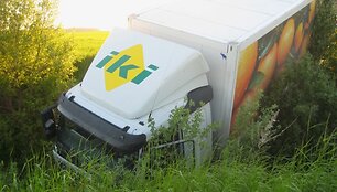 Sunkvežimis atsidūrė griovyje, jo vairuotojas nenukentėjo.