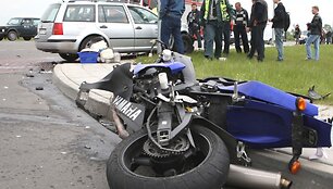 Po motociklo smūgio lengvasis automobilis net apsisuko, o motociklininkai nuskriejo į pievą.