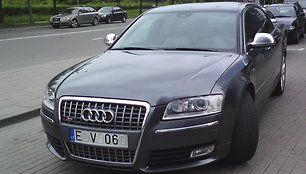 „Audi S8“ su keistai užmaskuotu valstybiniu numeriu.