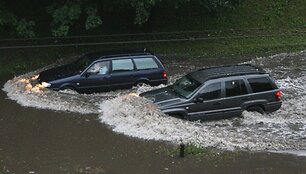 Bandymas įveikti patvinusią T.Narbuto gatvę