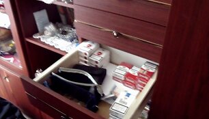 Kontrabandinės cigaretės itin tvarkingame bendrabučio kambaryje