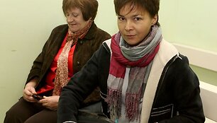 V.Doro&scaron;evičiaus byla: su nukentėjusiąja A.Kudabiene posėdį stebėjo ir patiklioji ponia (kairėje) i&scaron; &Scaron;irvintų.