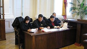 Na&scaron;lė Z.Žukovska (kairėje) ir kiti proceso dalyviai advokato nužudymo byloje.