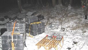 Patruliai pamatė krūmingoje vietoje buvusius keturis vyrus, kurie ant rogių krovė dėžes.