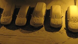 Romanti&scaron;kas užra&scaron;as ant apsnigtų ma&scaron;inų