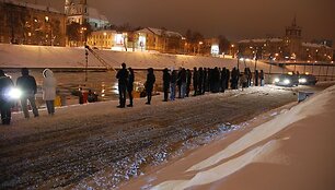 Visureigio traukimo i&scaron; Neries operaciją stebėjo gausus būrys smalsuolių.