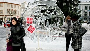 &Scaron;okoladas prie&scaron; Kalėdas buvo į&scaron;aldytas &scaron;ioje skulptoriaus Andriaus Petkaus ledo skulptūroje sostinės Rotu&scaron;ės aik&scaron;tėje.