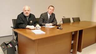 Algis Stabingis (de&scaron;inėje) su advokatu teisme.